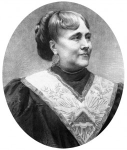 Retrato histórico en blanco y negro de Maria Deraismes, pensadora y masona francesa, con banda masónica sobre los hombros.