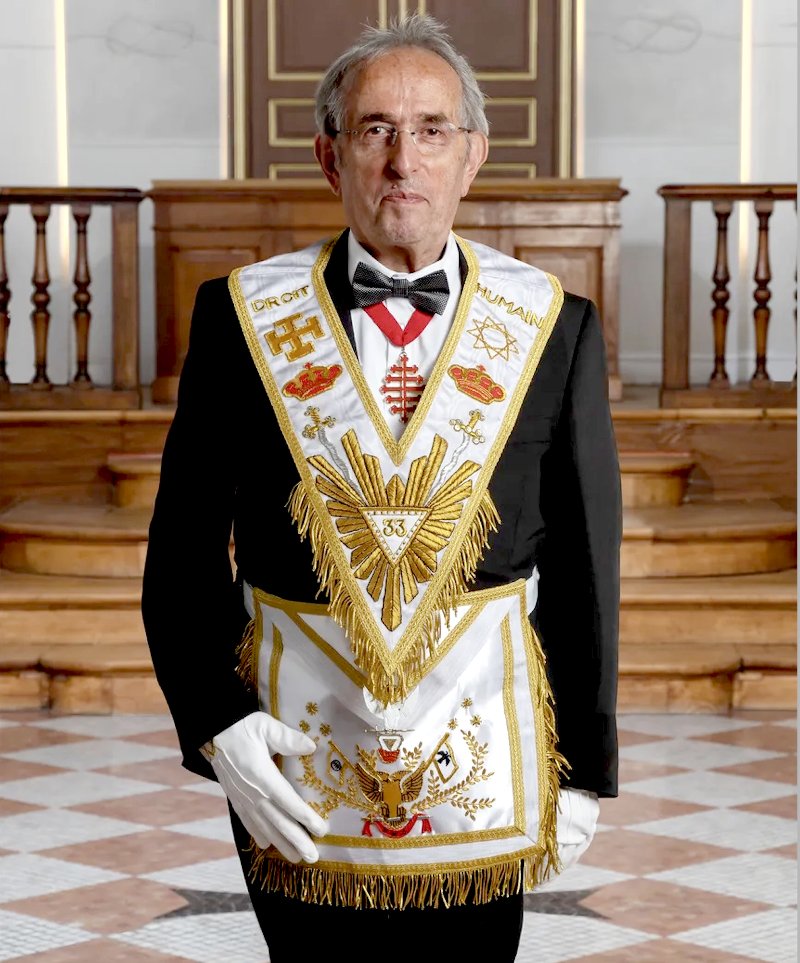 René Motro, Gran Maestro del Orden Masónico Mixto Internacional Le Droit Humain desde 2022, durante una ceremonia en el templo, portando banda y mandil del grado 33 del Rito Escocés Antiguo y Aceptado.